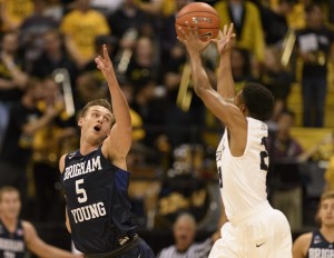 Kyle Collinsworth (5) attempts to steal the inbound pass from Long Beach State 49ers guard Justin Bibbins (right).  (Photo: Kelvin Kuo-USA TODAY Sports)
