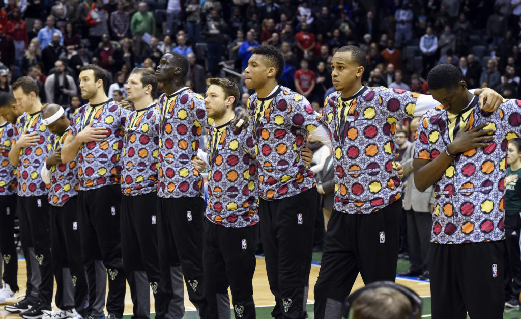  Milwaukee Bucks players honor sports broadcaster Craig Sager before Thursday's game against the Chicago Bulls at BMO Harris Bradley Center. (Photo: Benny Sieu-USA TODAY Sports)