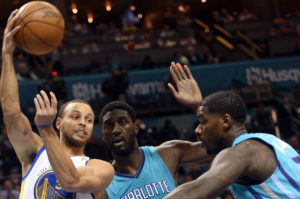 Stephen Curry (30) works inside against Roy Hibbert (55) and Marvin Williams (2). (Photo: Sam Sharpe-USA TODAY Sports)